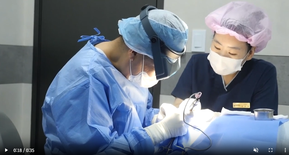 수술실에서 진행 중인 모발이식 수술